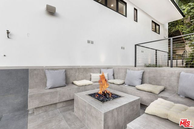 7317 Caverna Drive, Los Angeles, CA 90068