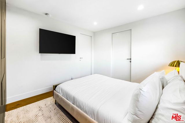 7317 Caverna Drive, Los Angeles, CA 90068