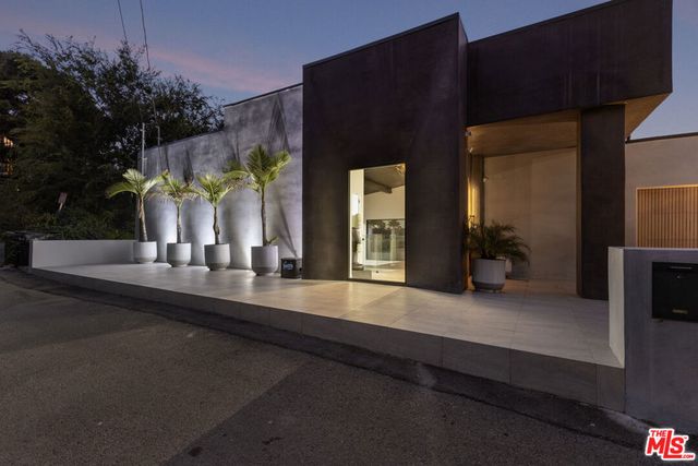 7317 Caverna Drive, Los Angeles, CA 90068