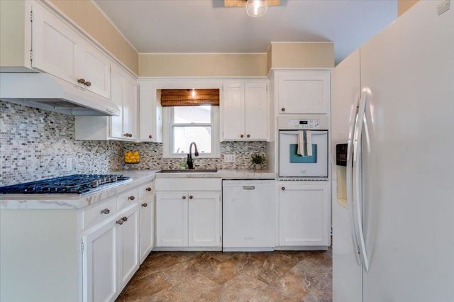 995 N Westlink Ave, Wichita, KS 67212