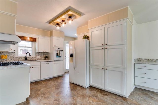 995 N Westlink Ave, Wichita, KS 67212