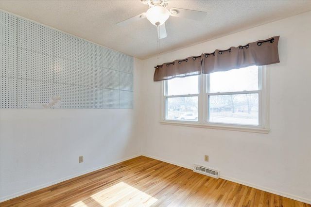 995 N Westlink Ave, Wichita, KS 67212