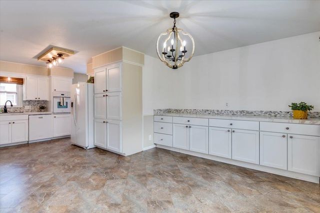 995 N Westlink Ave, Wichita, KS 67212