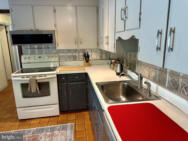 207 CANTERBURY DR, State College, PA 16803