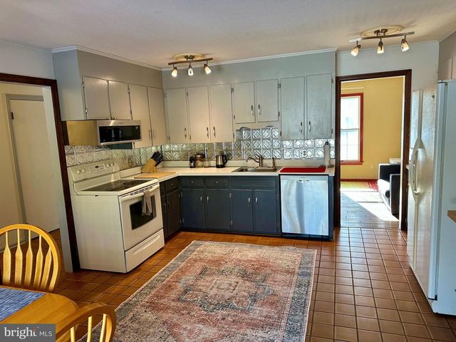 207 CANTERBURY DR, State College, PA 16803