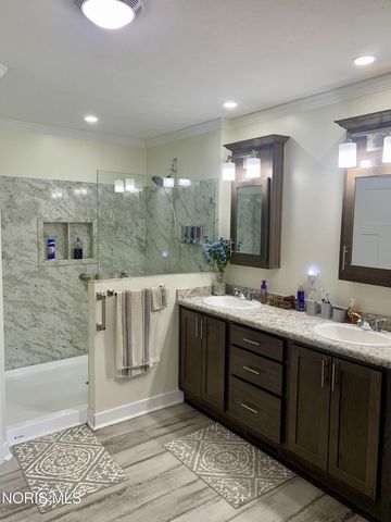 203 Meadowood Drive, Walbridge, OH 43465