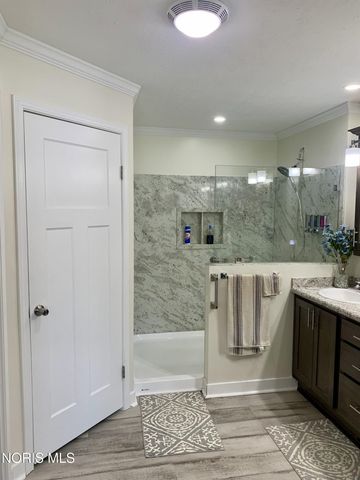 203 Meadowood Drive, Walbridge, OH 43465