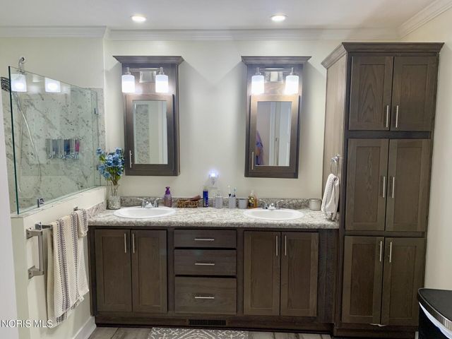 203 Meadowood Drive, Walbridge, OH 43465