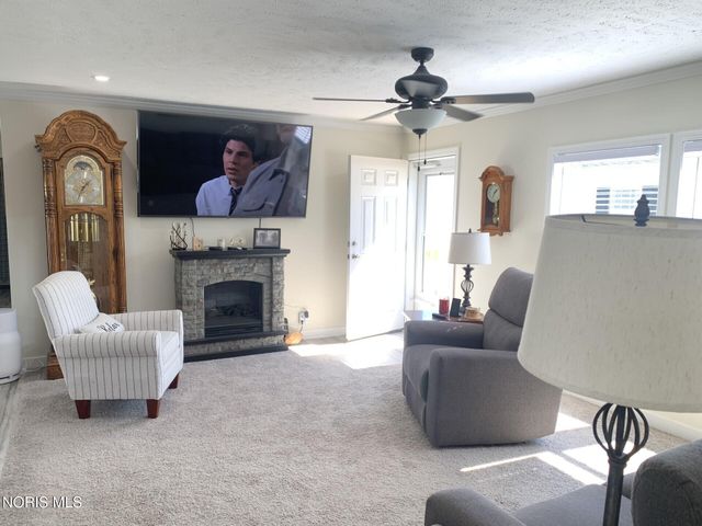 203 Meadowood Drive, Walbridge, OH 43465
