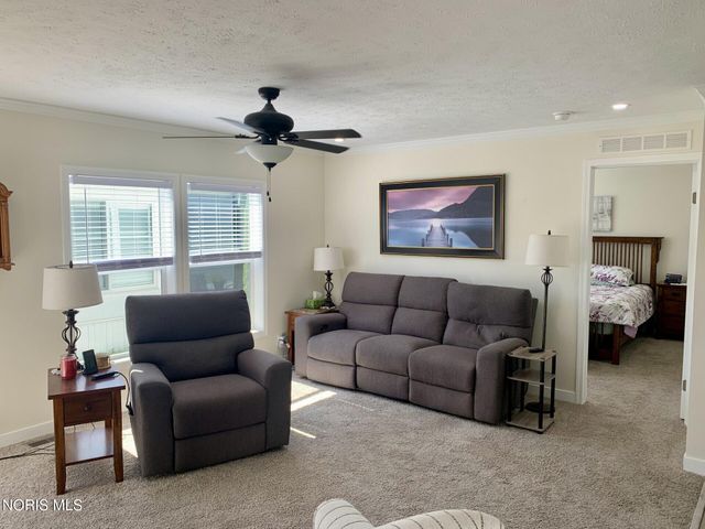 203 Meadowood Drive, Walbridge, OH 43465