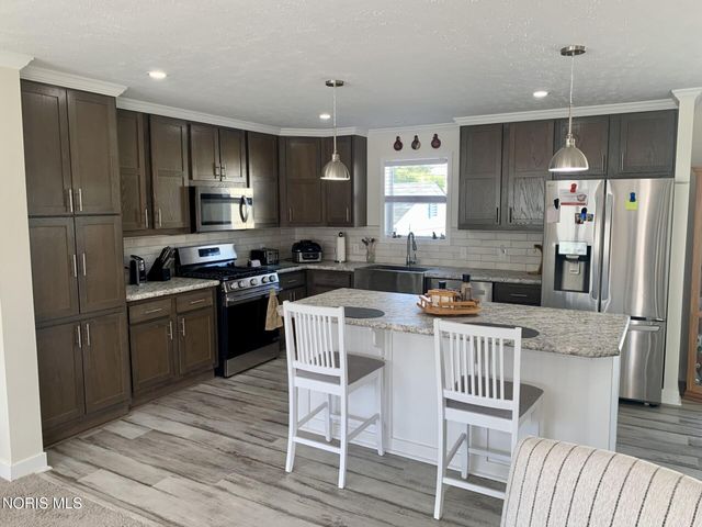 203 Meadowood Drive, Walbridge, OH 43465