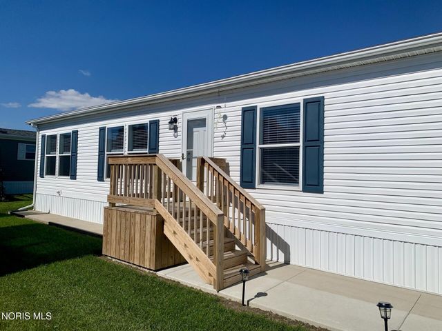 203 Meadowood Drive, Walbridge, OH 43465