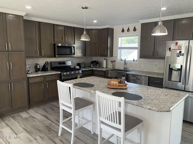 203 Meadowood Drive, Walbridge, OH 43465