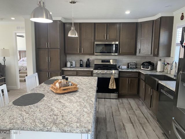 203 Meadowood Drive, Walbridge, OH 43465
