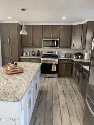 203 Meadowood Drive, Walbridge, OH 43465