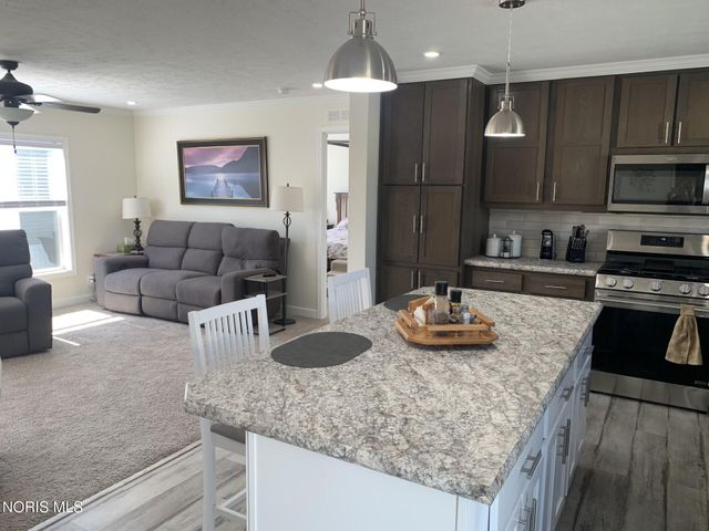 203 Meadowood Drive, Walbridge, OH 43465