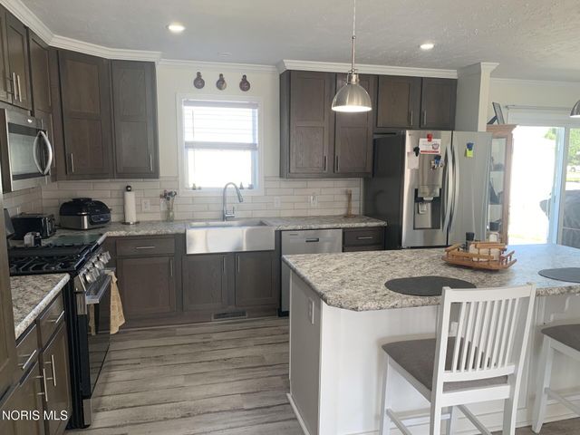 203 Meadowood Drive, Walbridge, OH 43465