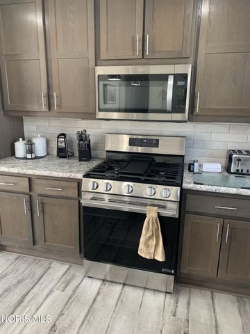 203 Meadowood Drive, Walbridge, OH 43465