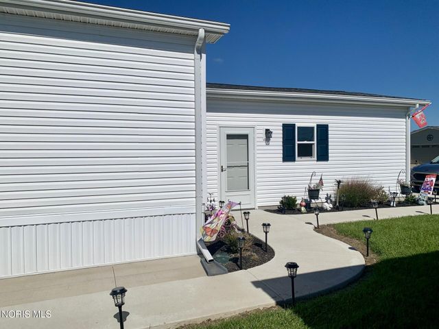 203 Meadowood Drive, Walbridge, OH 43465