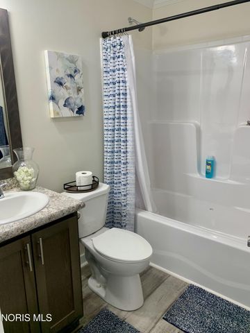 203 Meadowood Drive, Walbridge, OH 43465