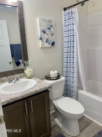 203 Meadowood Drive, Walbridge, OH 43465