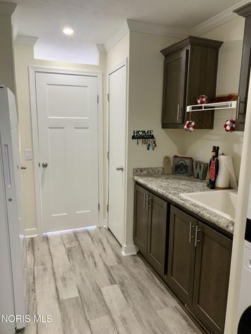 203 Meadowood Drive, Walbridge, OH 43465