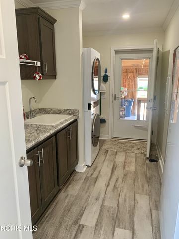 203 Meadowood Drive, Walbridge, OH 43465