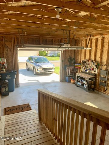 203 Meadowood Drive, Walbridge, OH 43465