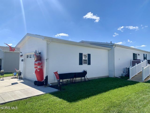 203 Meadowood Drive, Walbridge, OH 43465