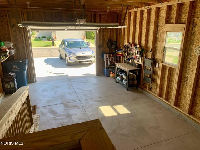 203 Meadowood Drive, Walbridge, OH 43465
