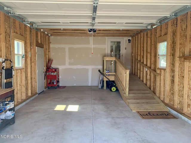 203 Meadowood Drive, Walbridge, OH 43465
