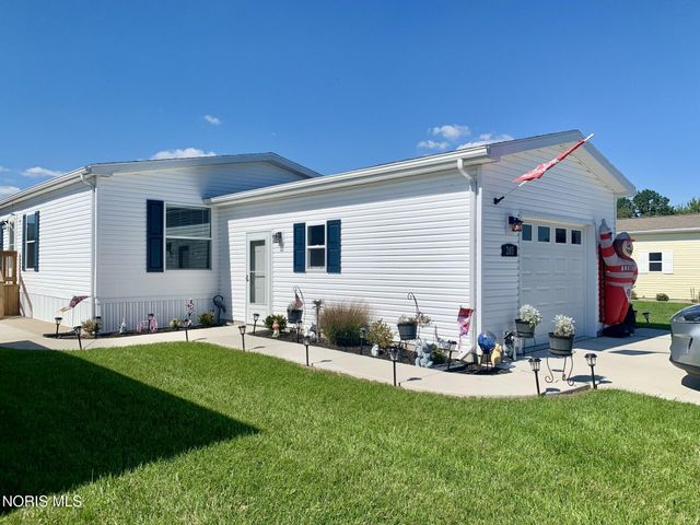 203 Meadowood Drive, Walbridge, OH 43465