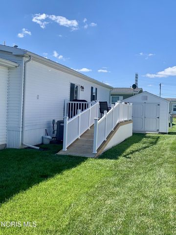 203 Meadowood Drive, Walbridge, OH 43465