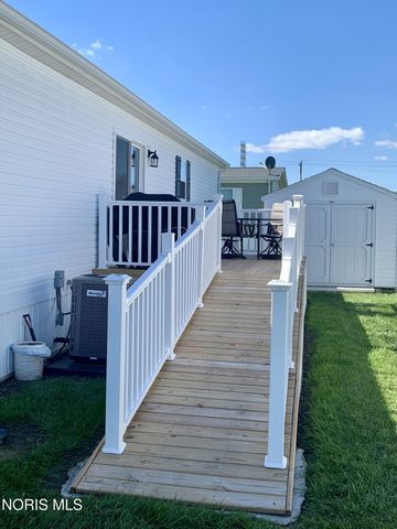 203 Meadowood Drive, Walbridge, OH 43465