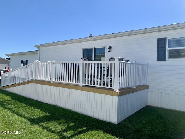 203 Meadowood Drive, Walbridge, OH 43465
