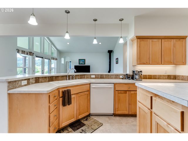 38334 MCCAULEY RIDGE Dr, Springfield, OR 97478