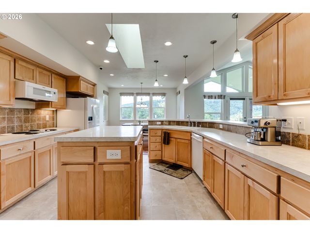 38334 MCCAULEY RIDGE Dr, Springfield, OR 97478