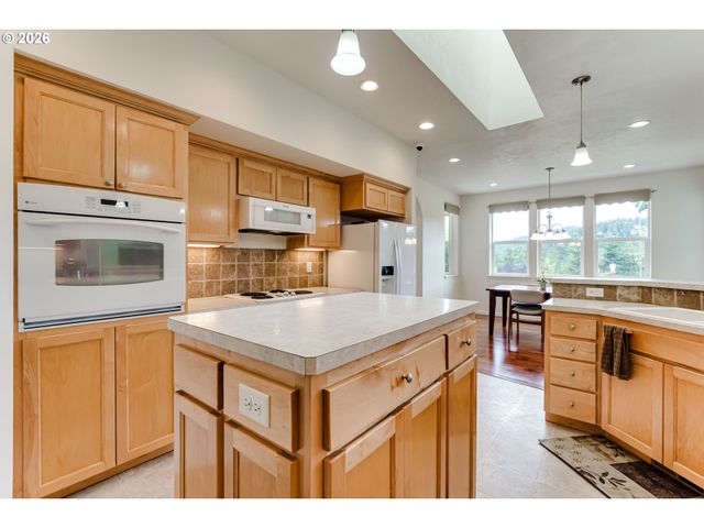 38334 MCCAULEY RIDGE Dr, Springfield, OR 97478