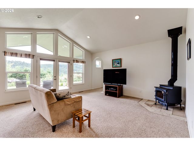 38334 MCCAULEY RIDGE Dr, Springfield, OR 97478