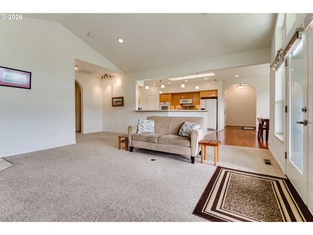 38334 MCCAULEY RIDGE Dr, Springfield, OR 97478