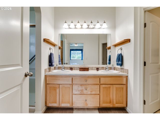 38334 MCCAULEY RIDGE Dr, Springfield, OR 97478