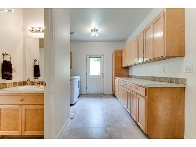 38334 MCCAULEY RIDGE Dr, Springfield, OR 97478