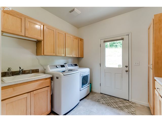 38334 MCCAULEY RIDGE Dr, Springfield, OR 97478