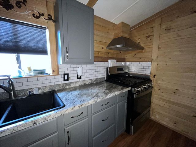 124 W PARKER AVENUE, Bushnell, FL 33513