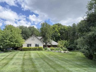 145 Howland Pines Drive, Oxford Charter Township, MI 48371