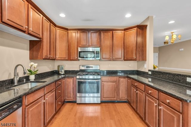 28 Forshee Cir, Montvale Boro, NJ 07645