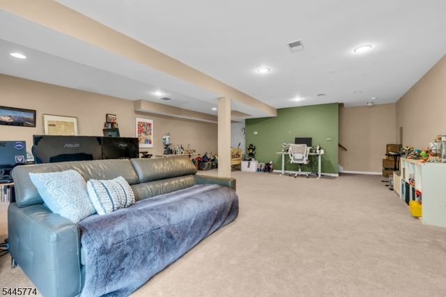 28 Forshee Cir, Montvale Boro, NJ 07645