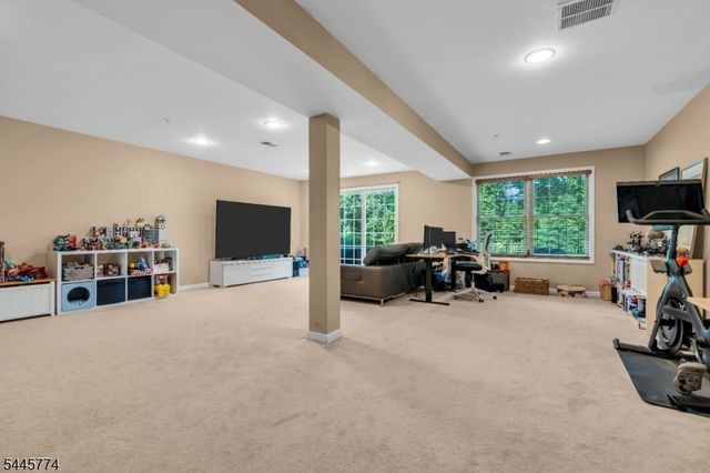 28 Forshee Cir, Montvale Boro, NJ 07645