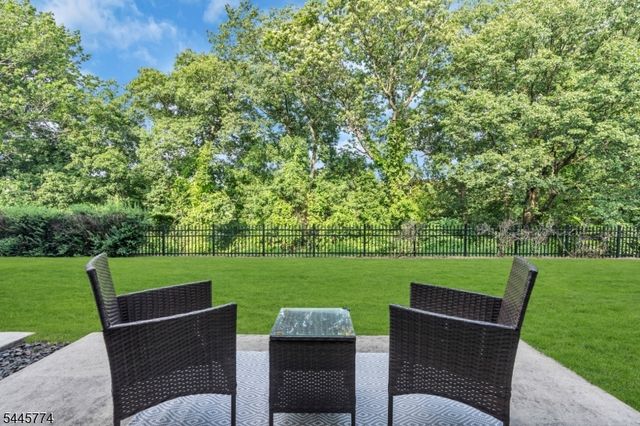 28 Forshee Cir, Montvale Boro, NJ 07645