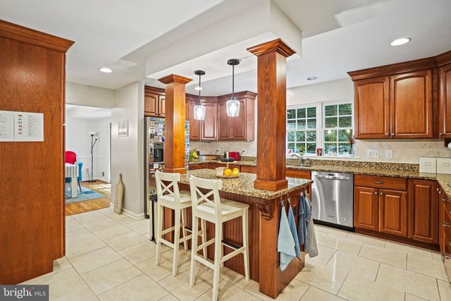 6117 LARSTAN DR, Alexandria, VA 22312